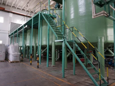 Liquid fertilizer mixing and reaction vessels